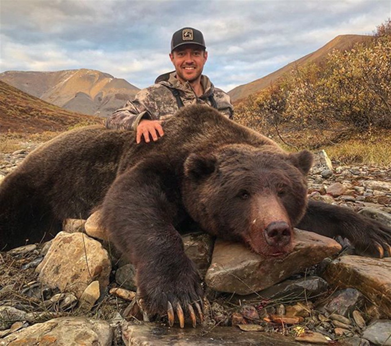 Bear century. Медведь Кадьяк самый большой в мире. Самый большой медведь Гризли в мире. Медведь Гризли в Канаде.