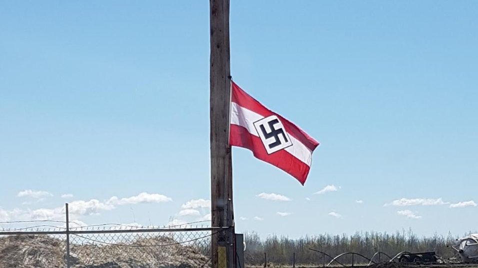 Un drapeau nazi et un drapeau confédéré flottent sur une propriété près  d'Edmonton