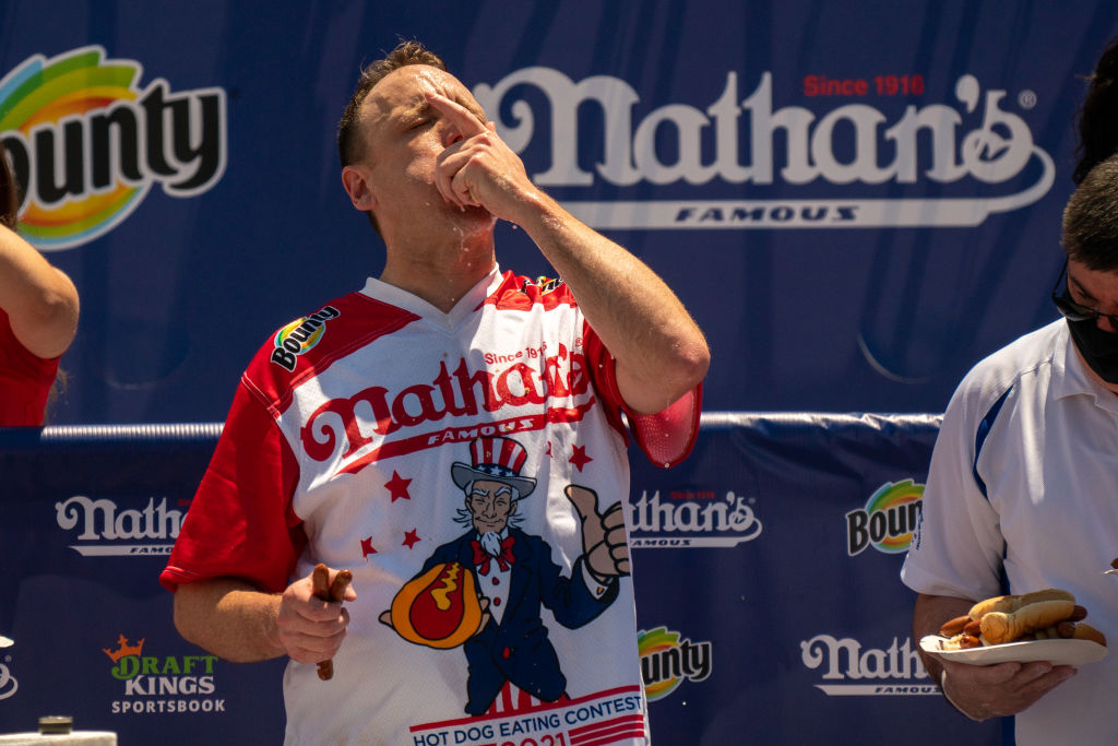 Joey Chestnut sets new record at post-pandemic hot dog race - WTOP News