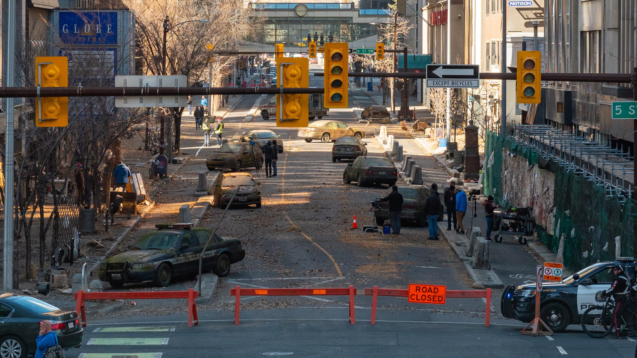 the-last-of-us-shuts-down-calgary-road-attracts-excited-crowds