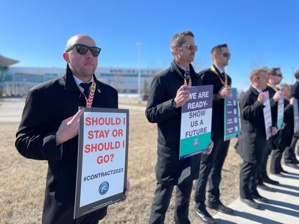 Los pilotos protestan en la sede de WestJet en Calgary