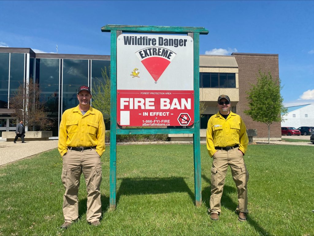 A pair of Oregon firefighters that arrived in Alberta