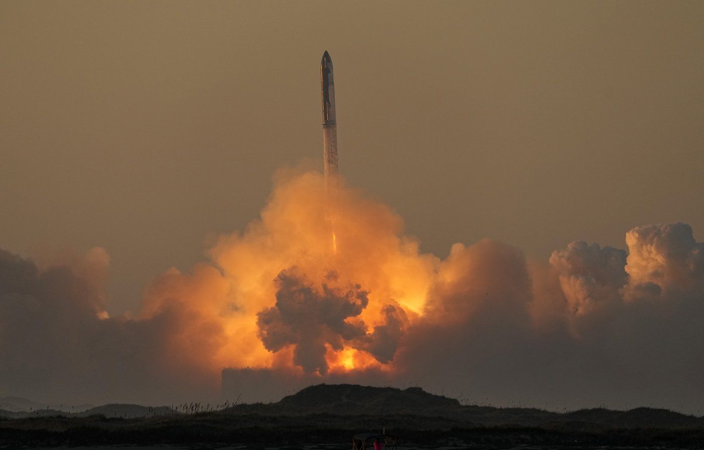 SpaceX launch ends with pair of explosions minutes into flight | CityNews Calgary