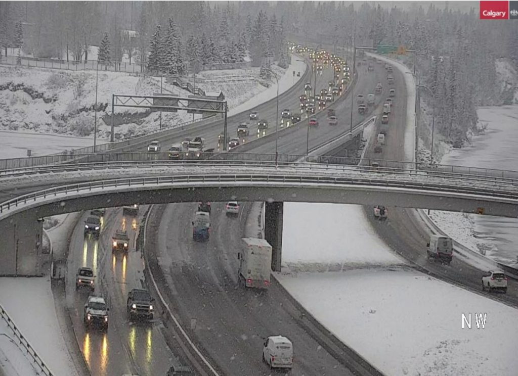Calgary crews work priority roads as snow continues to fall