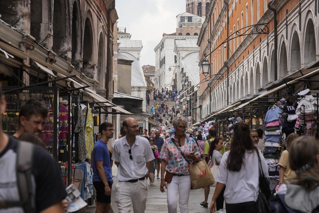 Venice is limiting tourist groups to 25 people starting in June to protect the popular lagoon city | CityNews Calgary