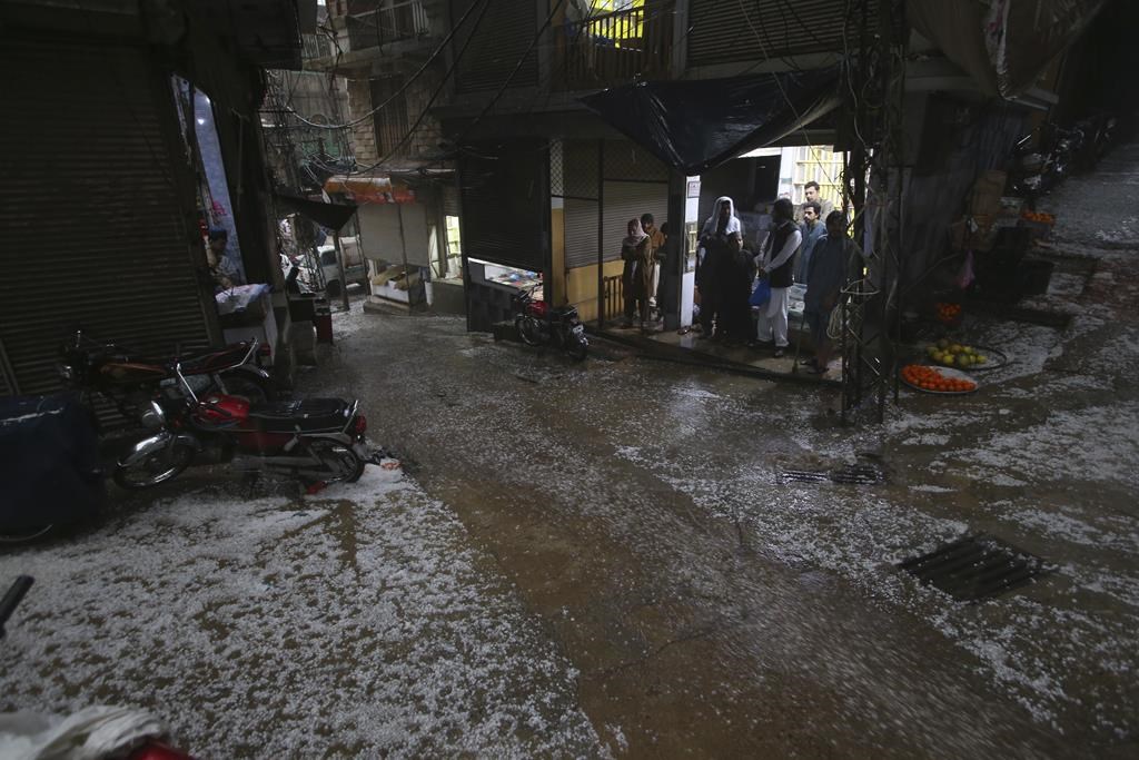 Heavy rains in northwestern Pakistan kill 8 people mostly