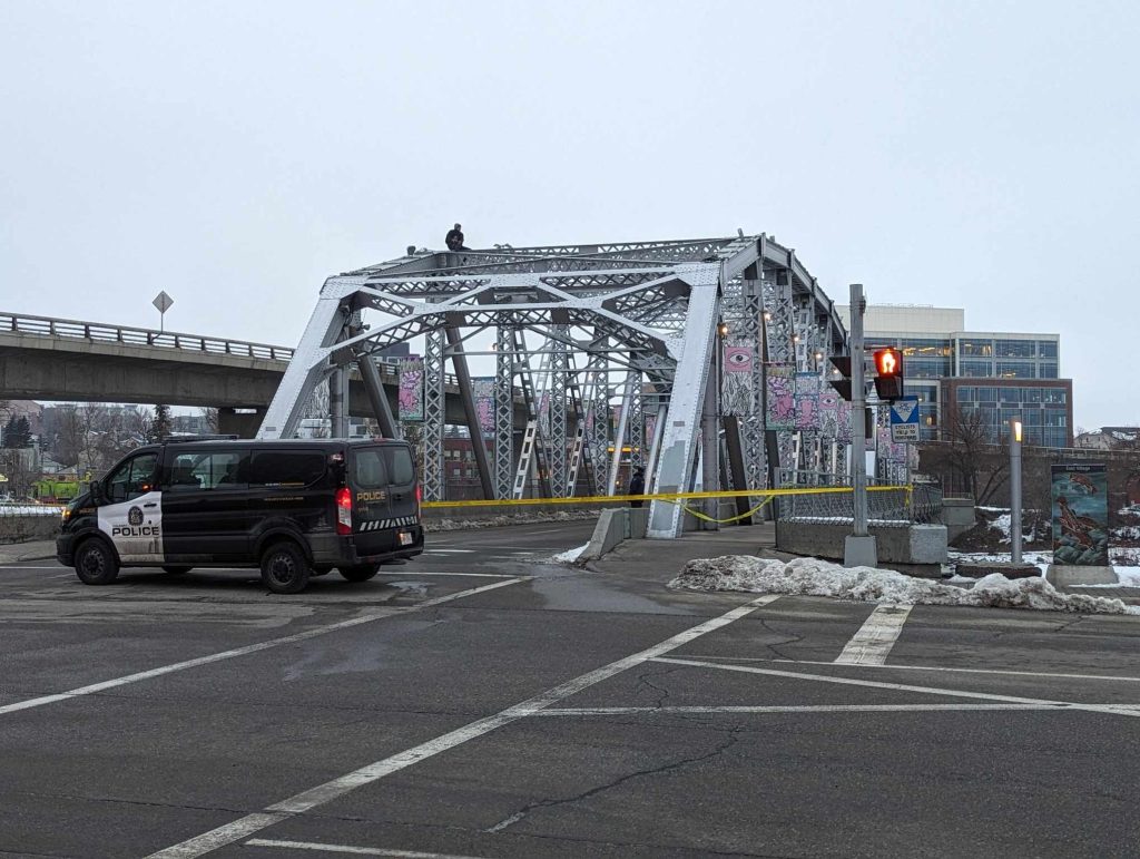 Multiple Calgary bridges closed as police deal with 'mental health crisis'