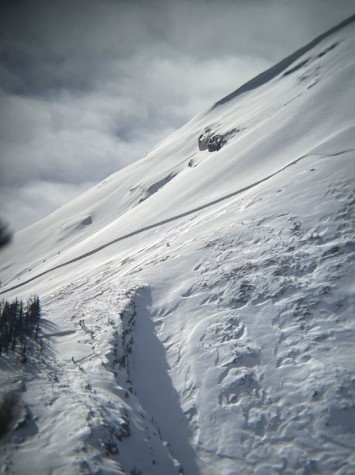 Close up view of the avalanche start zone and crown. (Parks Canada)