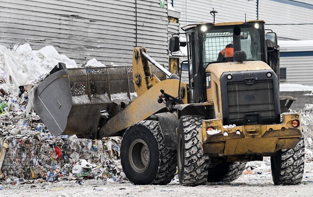 Federal government must track progress toward zero plastic waste goal: audit report