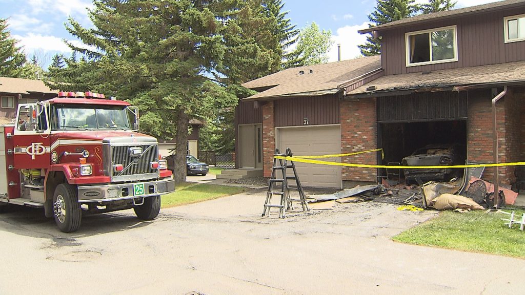 Crews knock down 2-alarm garage fire at SW Calgary townhouse complex