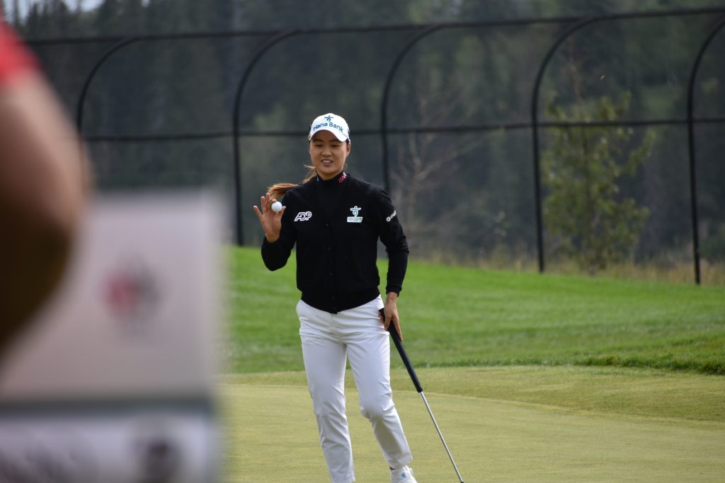 Minjee Lee acknowledges the crowd after sinking her putt during the third round at the CPKC Women's Open in Calgary on July 27, 2024. (Sandra Prusina, 660 NEWS)