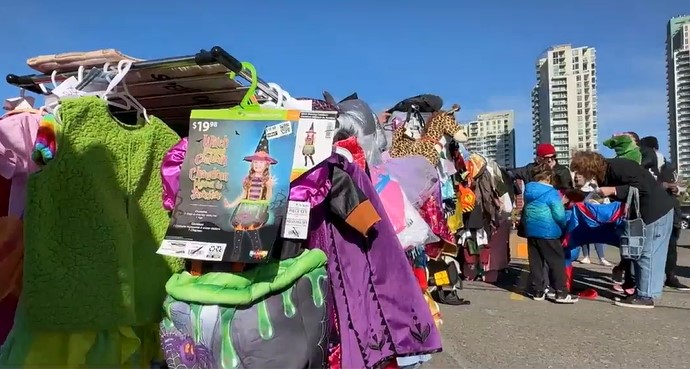 Calgarian gives away 200 children's Halloween costumes