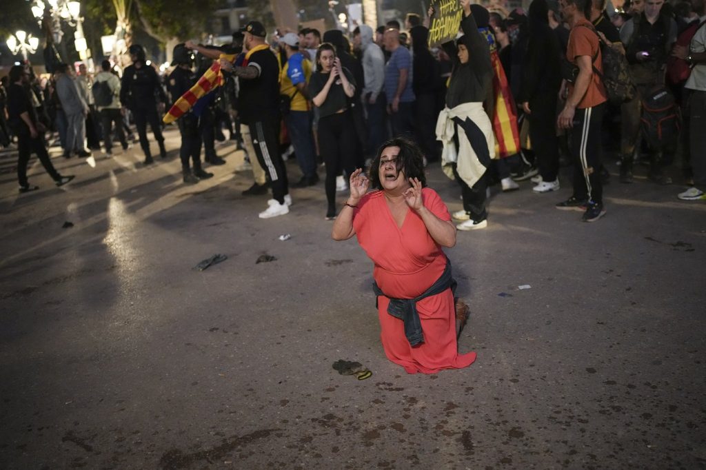 Tens of thousands of Spaniards demand the resignation of Valencia leader for bungling flood response