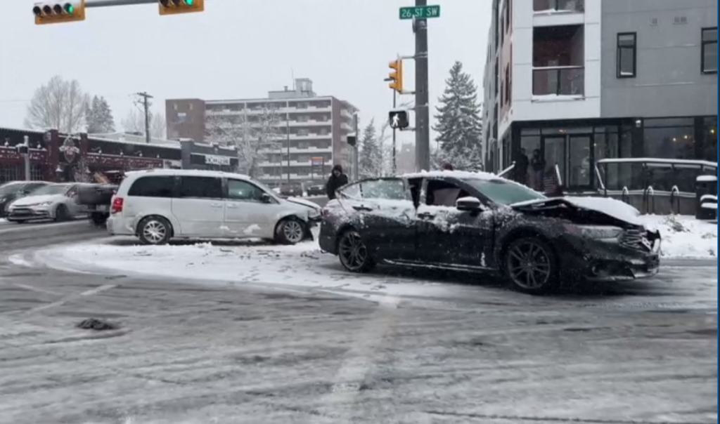 More than 120 crashes Monday morning with Calgary under snowfall warning