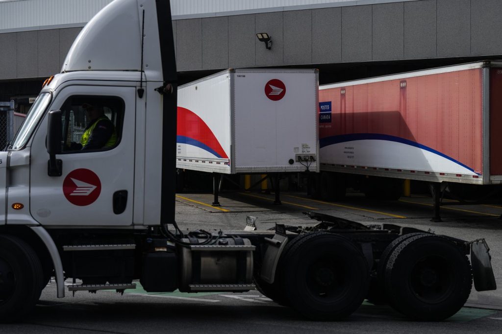 Calgary small business owners worried about Canada Post strike impact ahead of holiday season