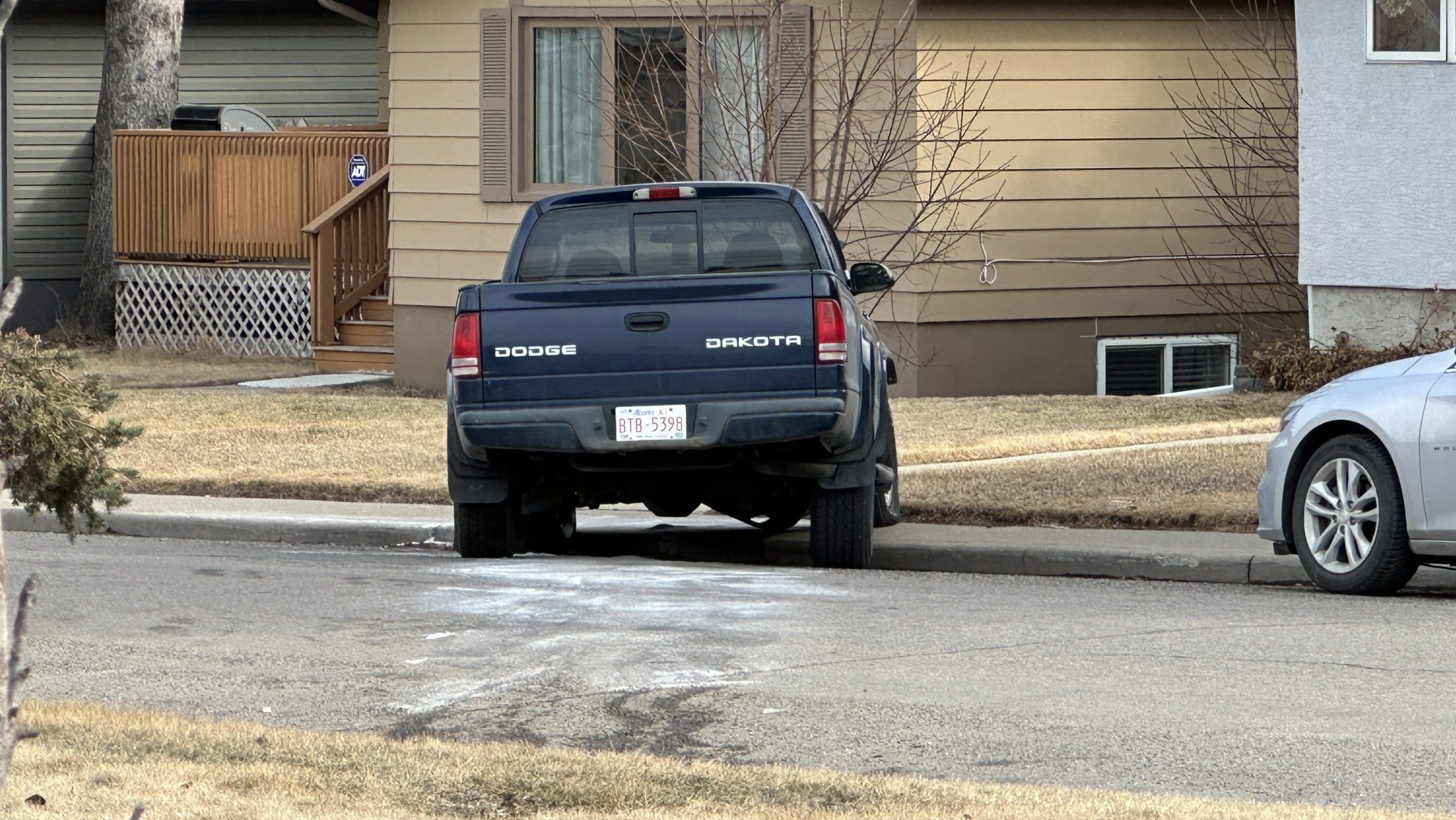 Man in life-threatening condition after 2-vehicle crash in NE Calgary
