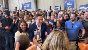 Pierre Poilievre makes brief campaign pitstop in Calgary