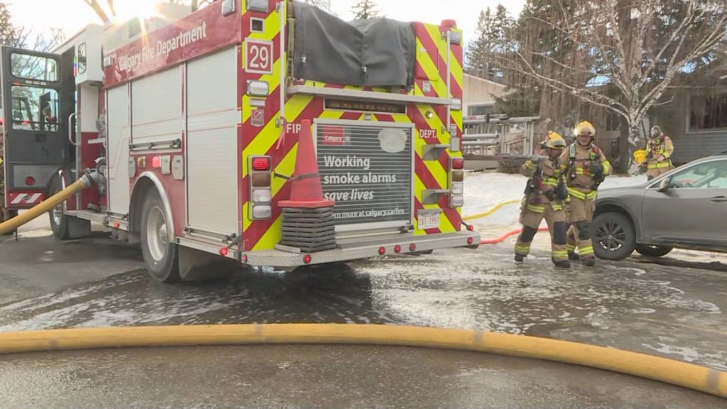 Fire crews respond to a house fire in SW Calgary on Jan. 8, 2026. (CityNews/Brooklyn Ross)