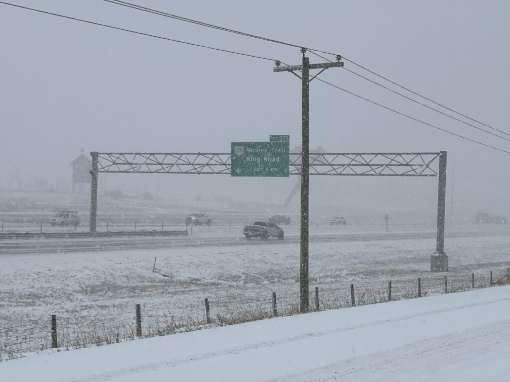 Snowy conditions on Deerfoot Trail in north Calgary on Wednesday, March 25, 2026. (Phoenix Phillips, CityNews image)